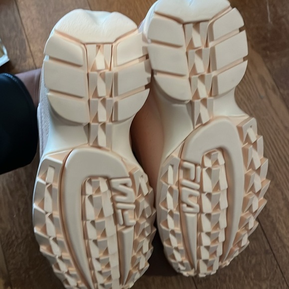 PEACH Women’s FILA DISRUPTORS - Picture 5 of 5